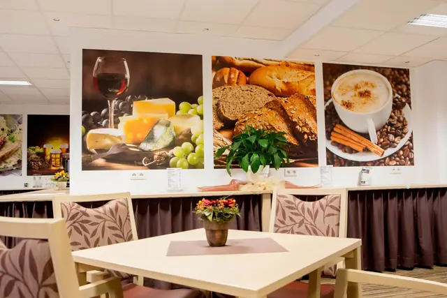 Speisesaal mit gedeckten Tischen
