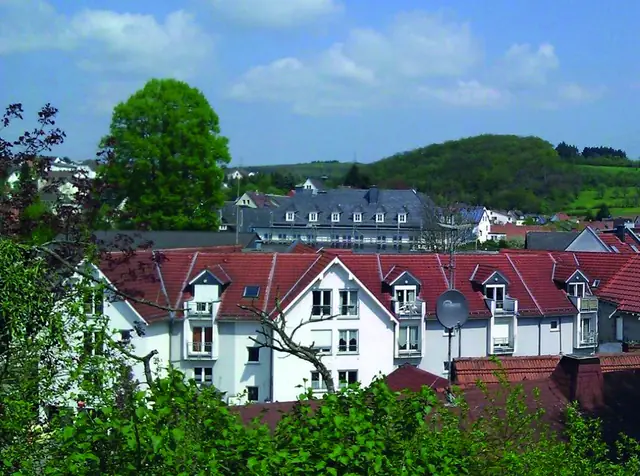 Blick über Aßlar mit den Dächern des Seniorenzentrums