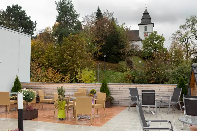 Dachterrasse mit Holzbänken und Blick über Aßlar