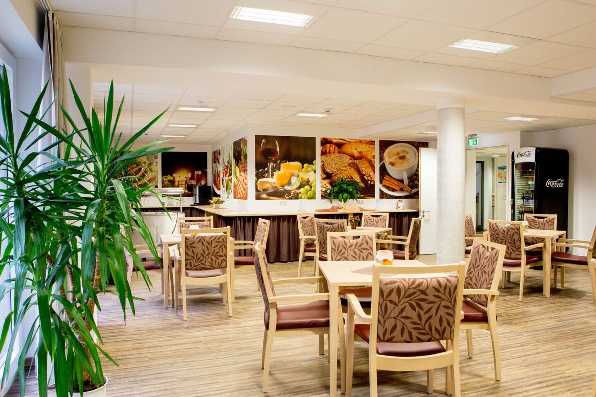 Cafeteria im Seniorenzentrum am Backhausplatz mit gedeckten Tischen